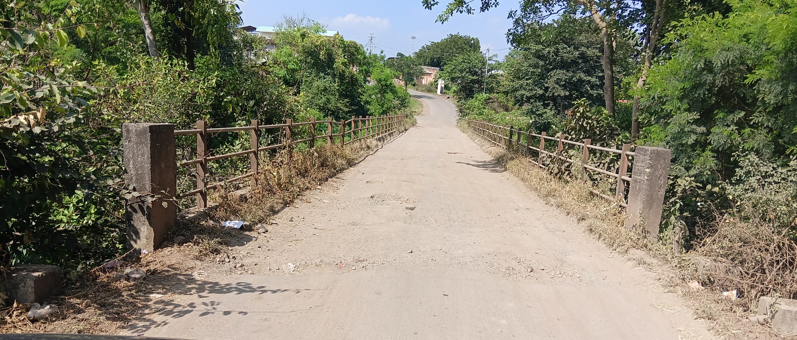 जावली व वाई तालुक्याला जोडणारा सर्जापूर कळंभे पूल मोजतोय अखेरच्या घटका : सार्वजनिक बांधकाम विभागाच्या च्या अधिकाऱ्यांचे दुर्लक्ष: पुलाची उंची वाढवण्यासाठी व रुंदीकरणासाठी नामदार शिवेंद्रसिंहराजे भोसले यांच्याकडे पाठपुरावा.